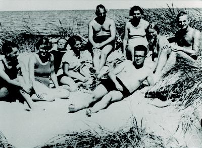 On the Photo: Noether, Emmy; Noether, Fritz; Noether, Regine — Annotation: Sommer 1933 — Location: Dierhagen —